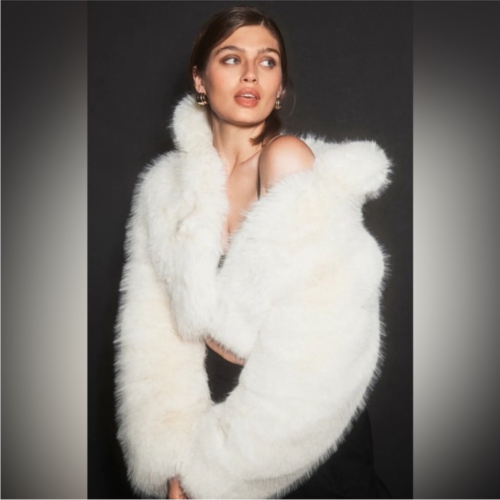 NWT Alo Yoga Opulent Faux Fur Cropped Jacket in Ivory - S - Picture 10 of 16